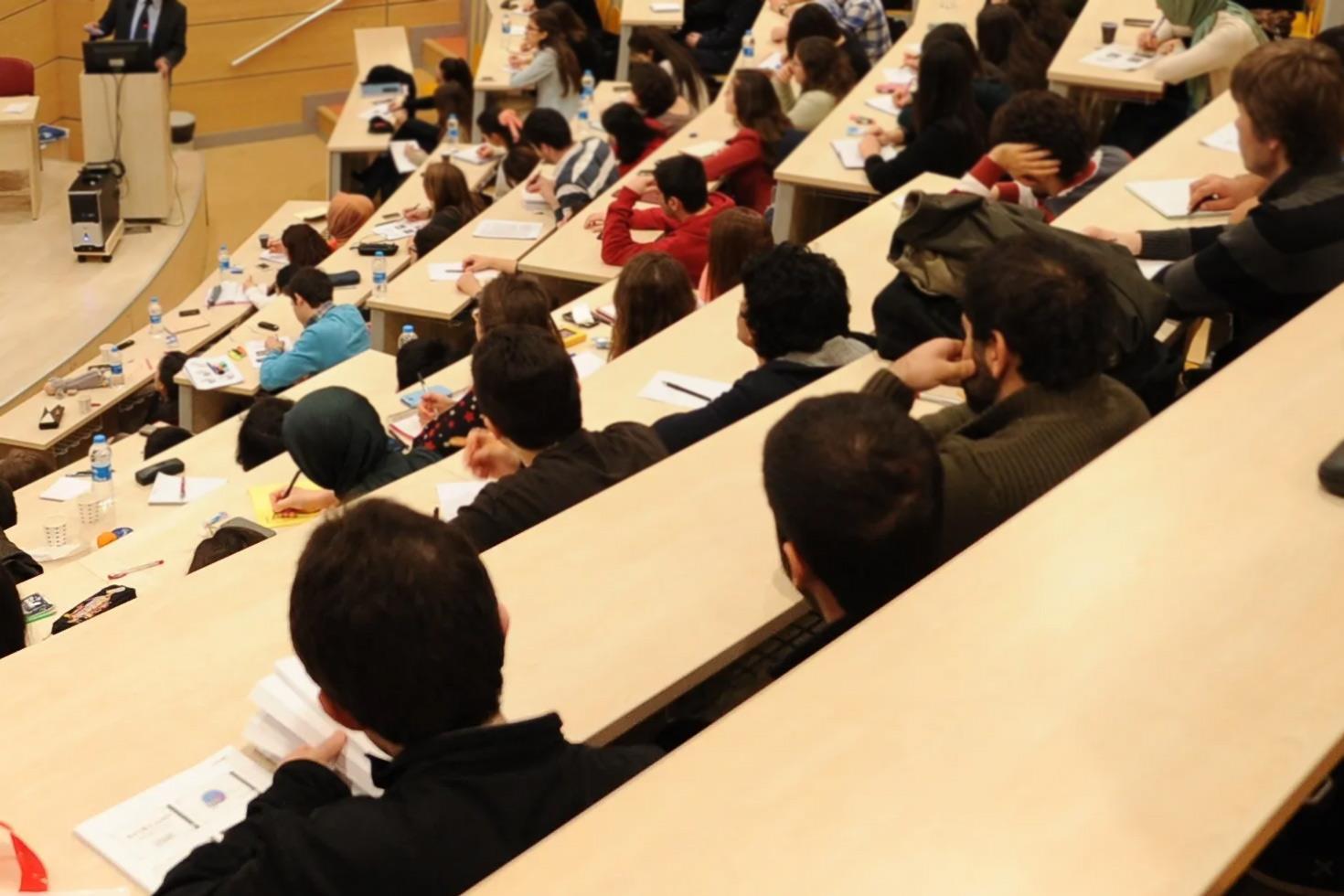 Üniversitede bir garip olay! Öğretim görevlisinin yaptığını gören öğrenci ders ücretini geri istedi