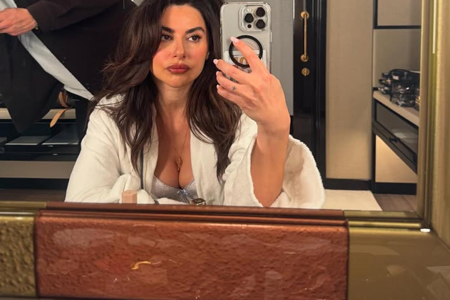 Nesrin Cavadzade yatakta kahve pozuyla özgüvenini konuşturdu