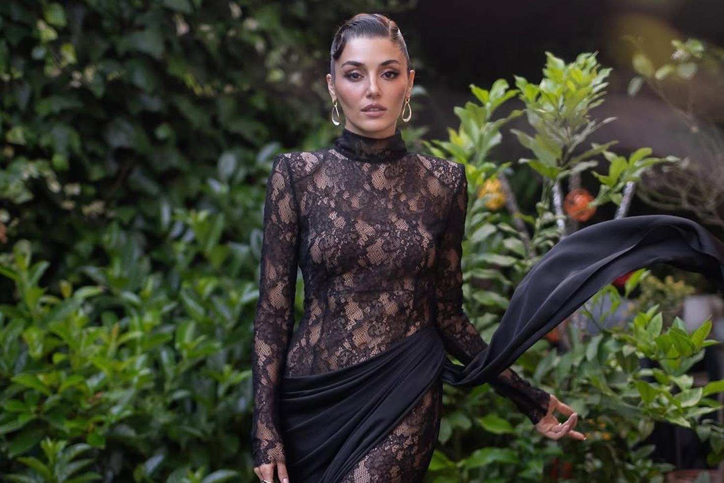 Hande Erçel derin yırtmaçlı cesur elbisesiyle geceye damga vurdu