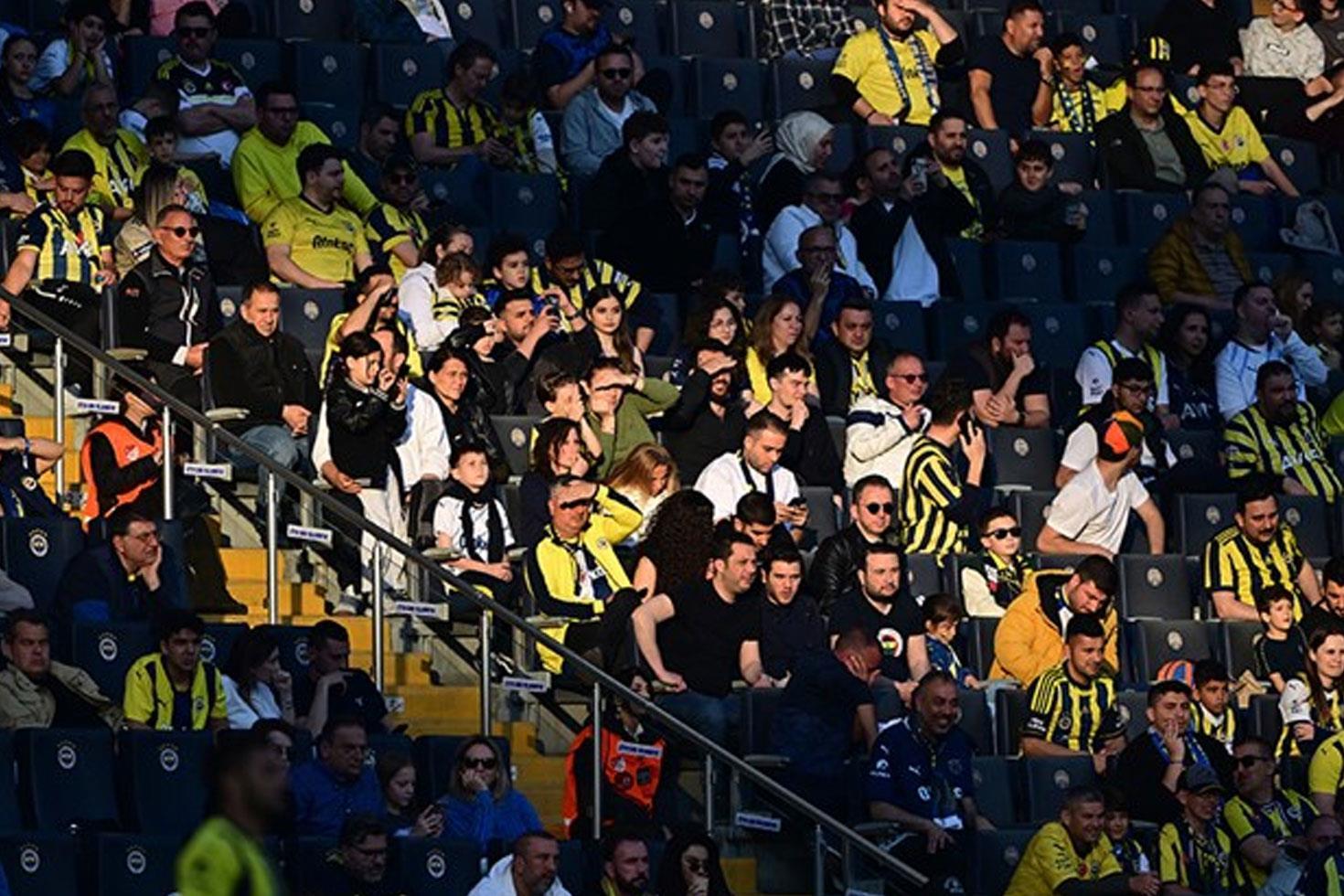 Fenerbahçe'nin olaylı maçında sadece 1 futbolcu alkışlandı