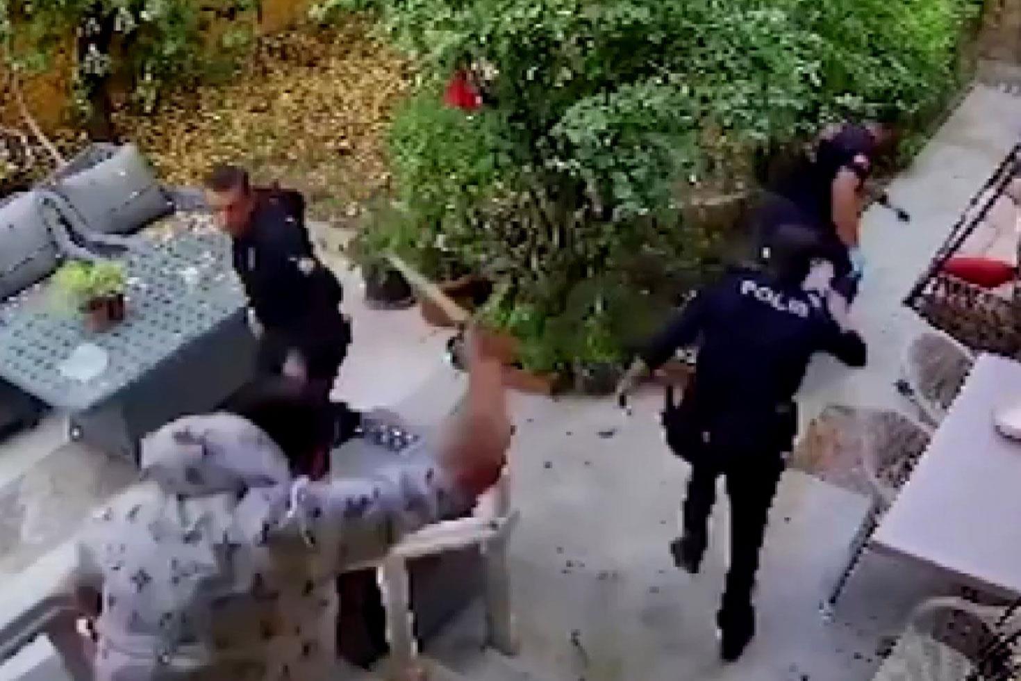 Evi şeytanlar bastı diyerek sinir krizi geçidi, polisi 7 yerinden bıçakladı