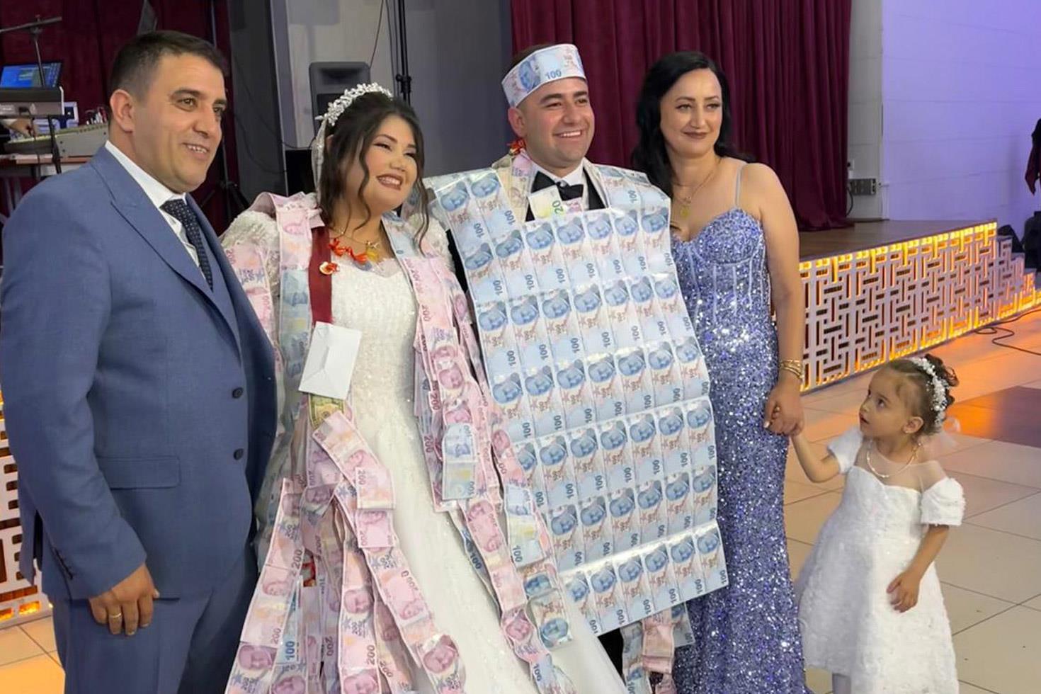 Düğünde damada paradan yelek giydirdiler