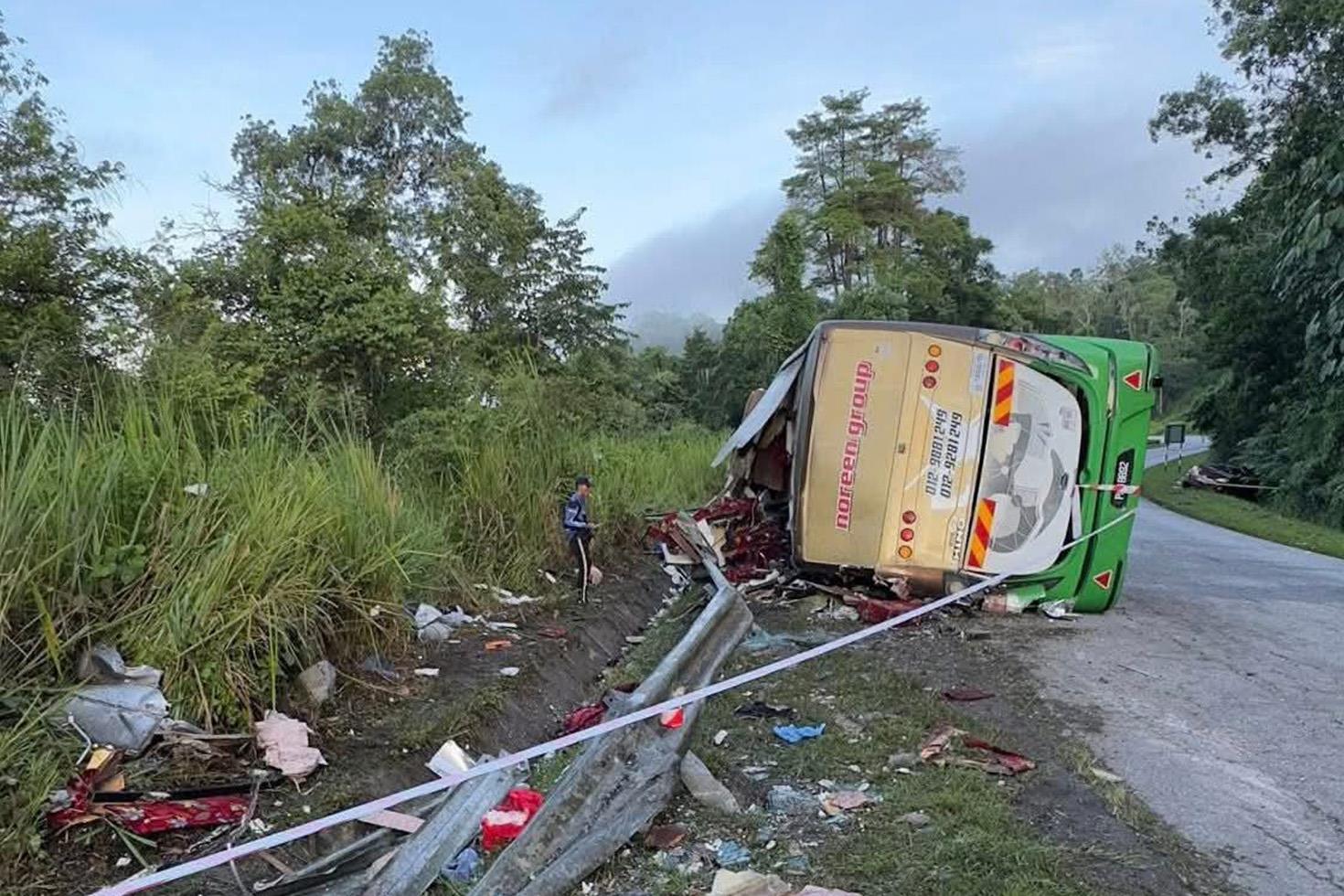 Malezya'da öğrencileri taşıyan otobüs ile otomobil çarpıştı: 15 ölü