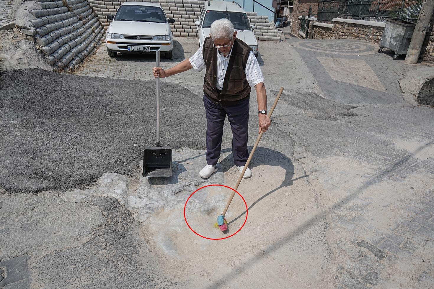452 yıllık tarihi izi, her gün temizliyor