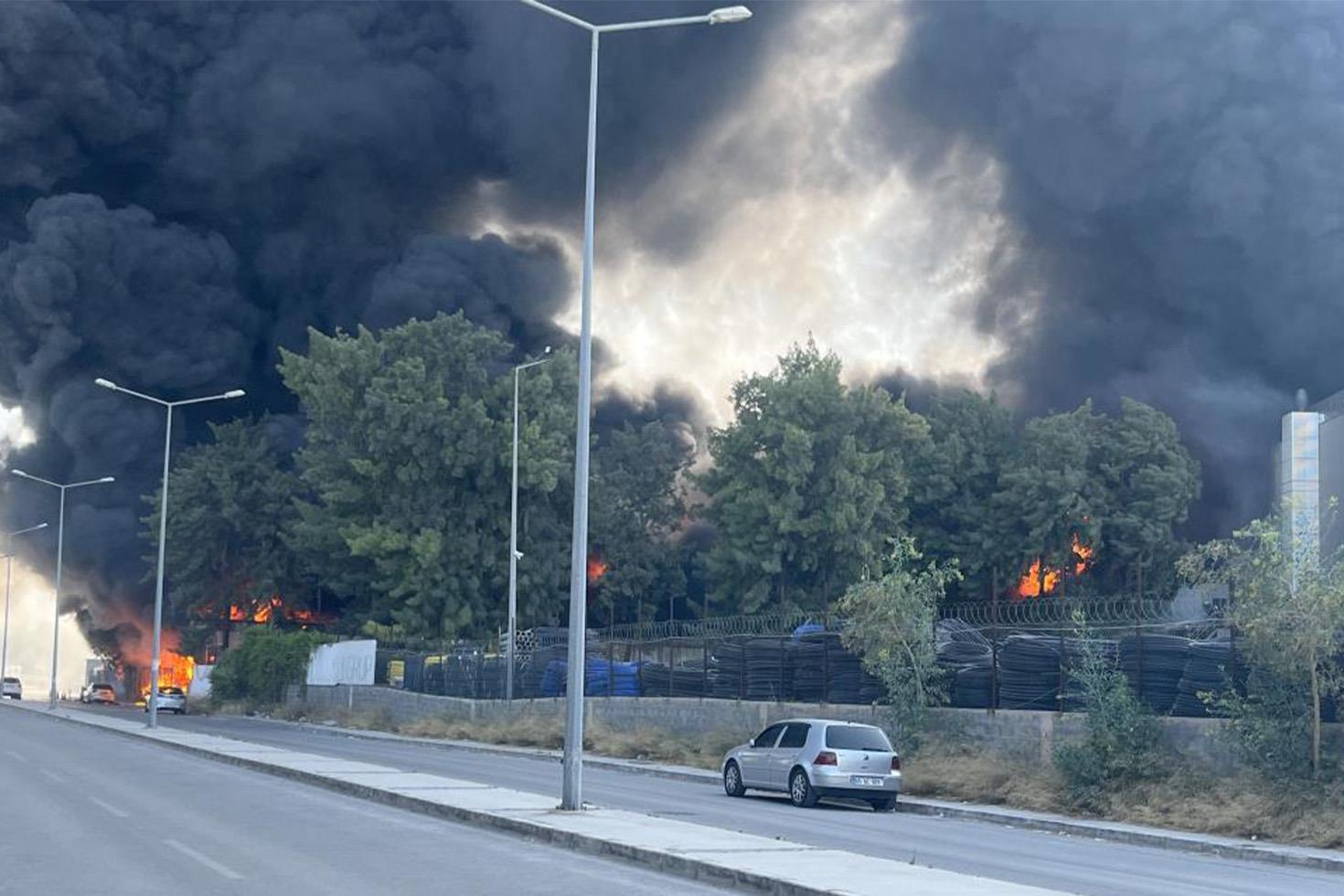 İzmir'de fabrika yangını! Patlamalar yaşandı, hastane tahliye edildi