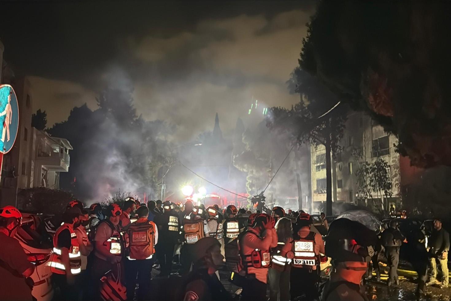 İran'ın füzeleri Hayfa'ya isabet etti! Kentten alevler yükseldi