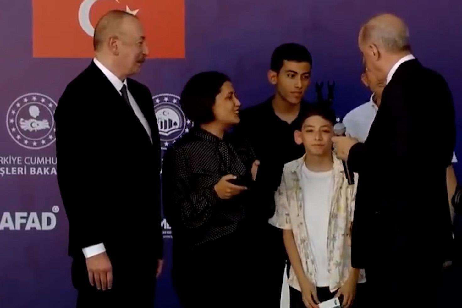 Başrolde Erdoğan ve Aliyev var! Afet konutu teslim törenine damga vuran Çocuk diyaloğu