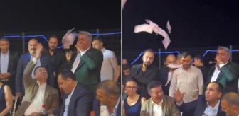 İkisi de belediye başkanı! Birbirlerine para fırlatıp durdular