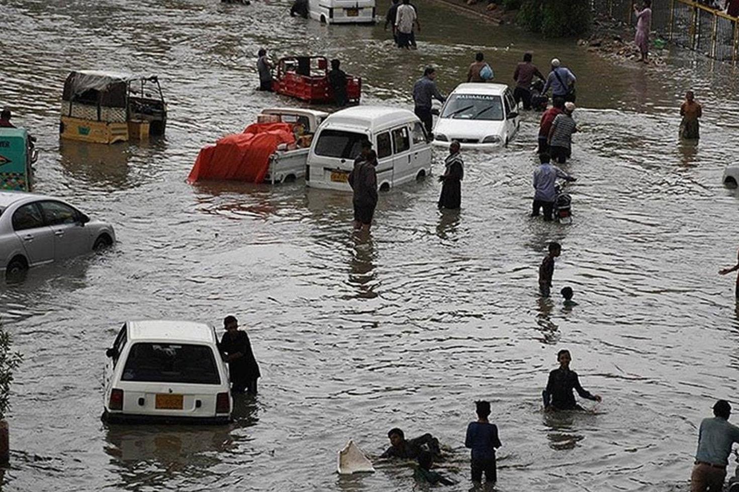 Pakistan'da şiddetli yağışlar can aldı: 38 ölü