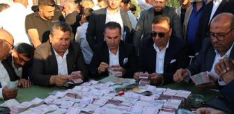 Aşiret düğününde dudak uçuklatan takı! Toplanan parayı 14 kişi saydı