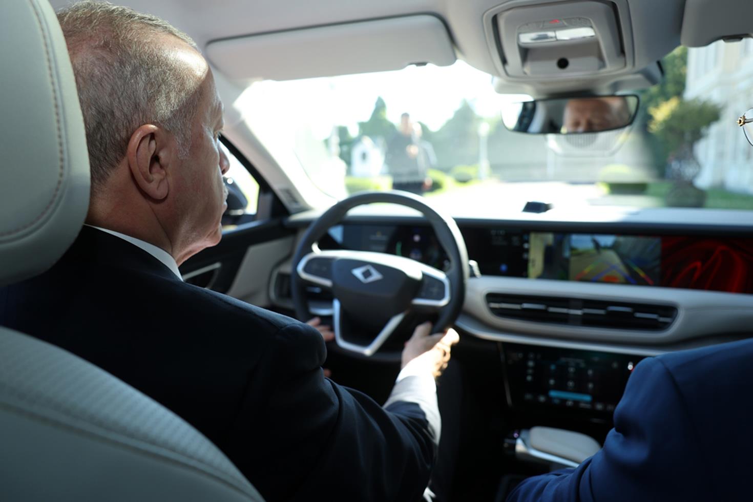 Cumhurbaşkanı Erdoğan, Togg'un yeni modeli T10F'yi test etti