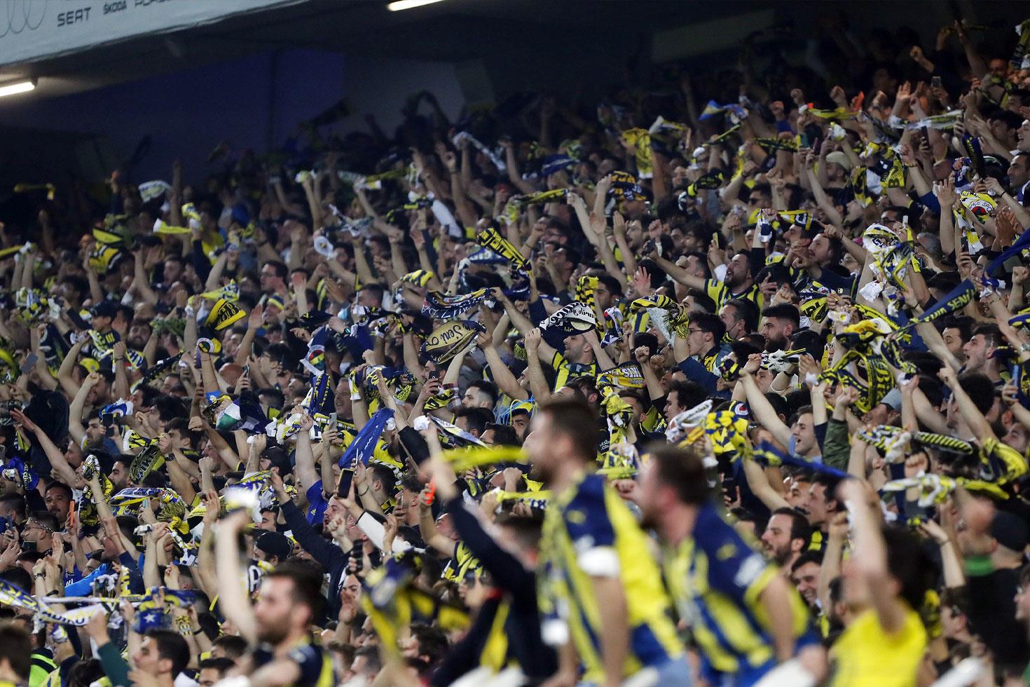 Fenerbahçe'den ayrıldığını yeni takımında paylaştığı fotoğrafla duyurdu