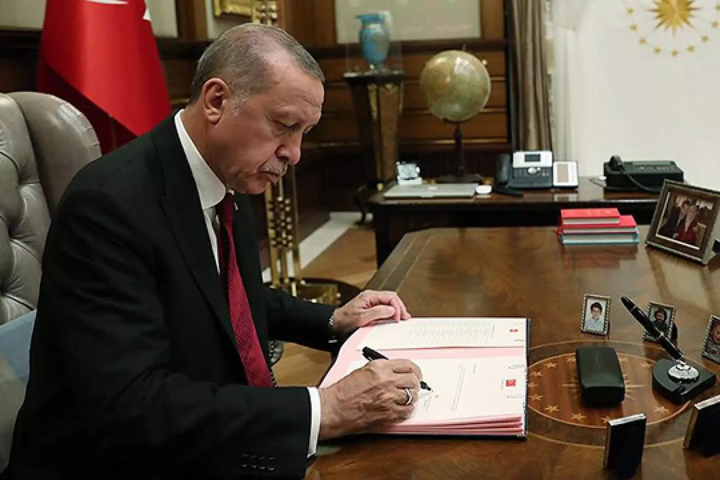 Erdoğan imzaladı, bakanlıklara 2 bin 659 personel alınacak