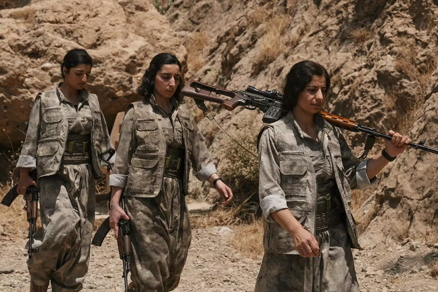 Silahlarını yakan 30 teröristin mağaradan çıktığı anlar böyle görüntülendi