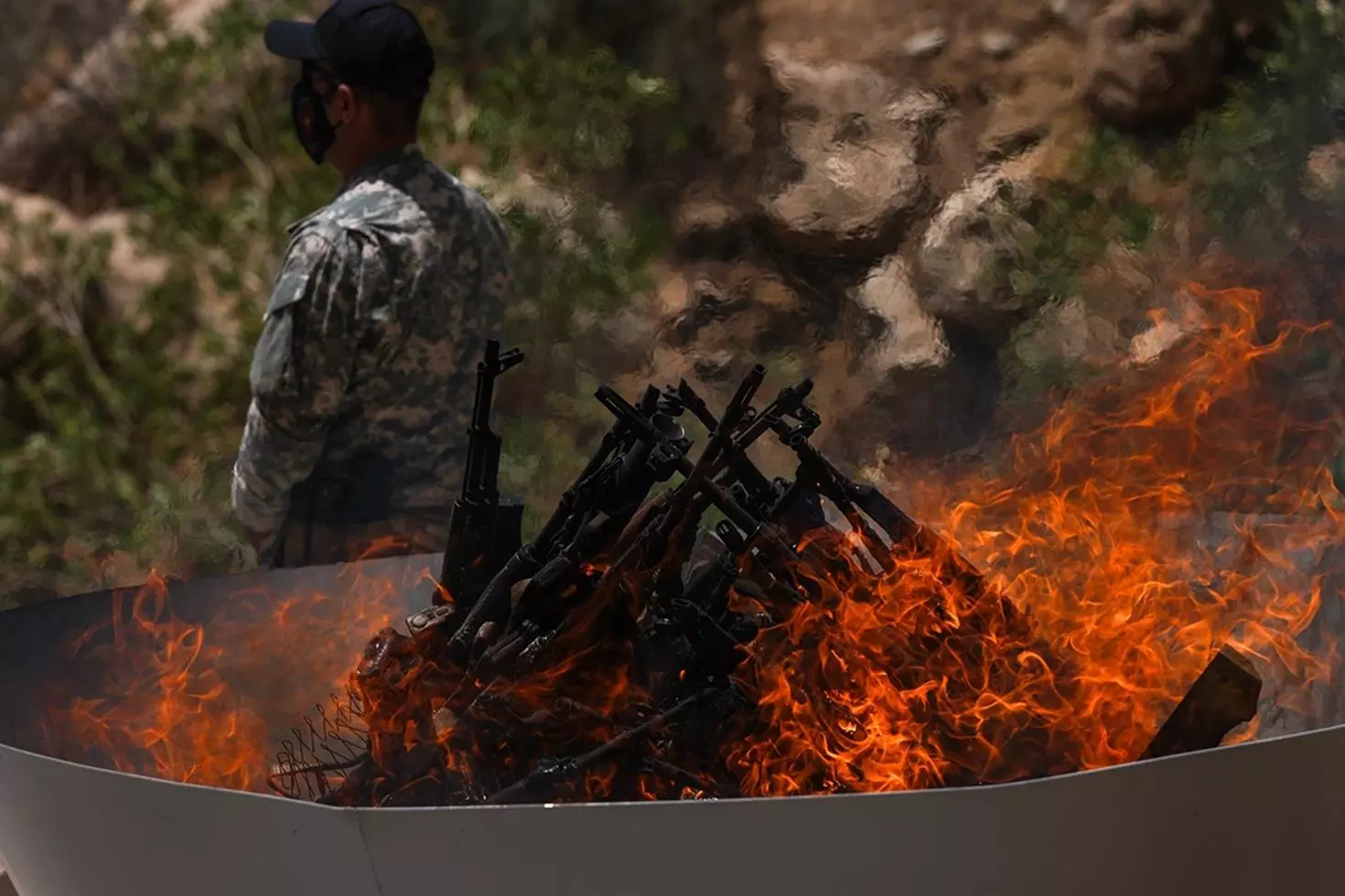 PKK'nın yaktığı silahların son hali! İşte törenden kare kare tüm detaylar