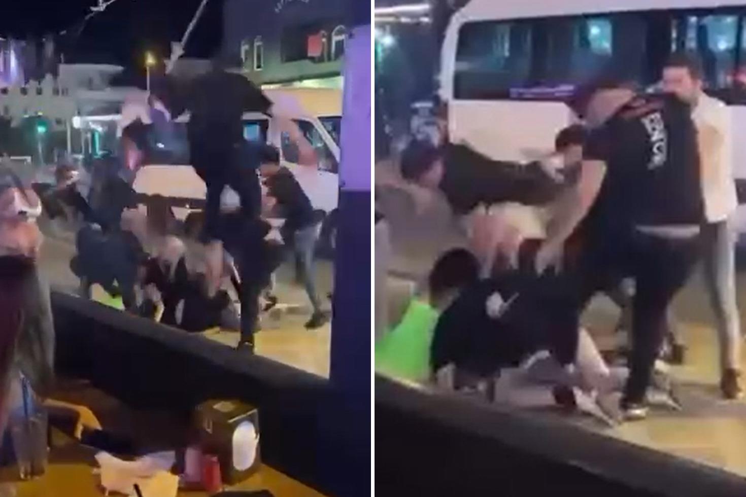 Hesap kavgasında kadın turistleri darbedip yerde tekmelediler