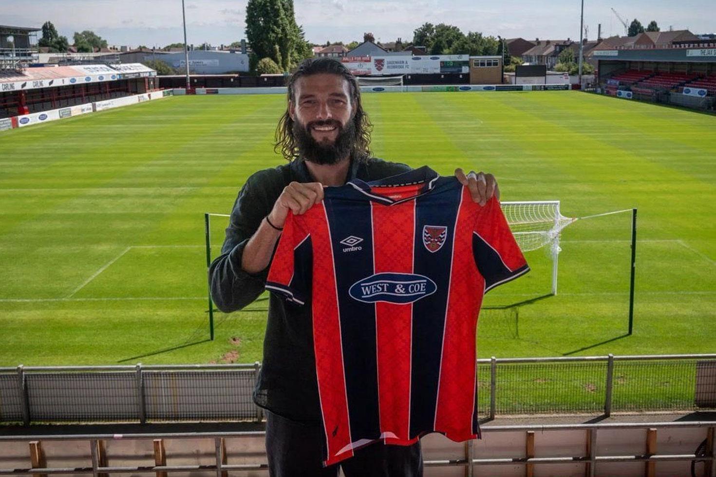 Bir zamanların efsane forveti Andy Carroll, 6. Lig takımına imza attı