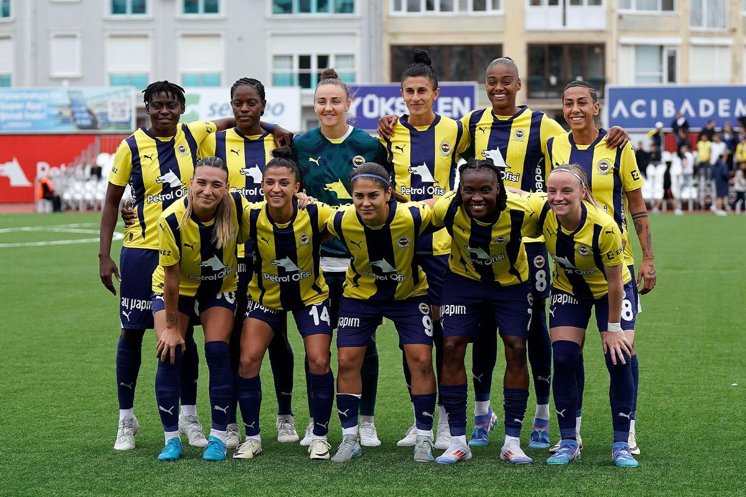 Fenerbahçe Kadın Futbol Takımı'nda 17 imza birden
