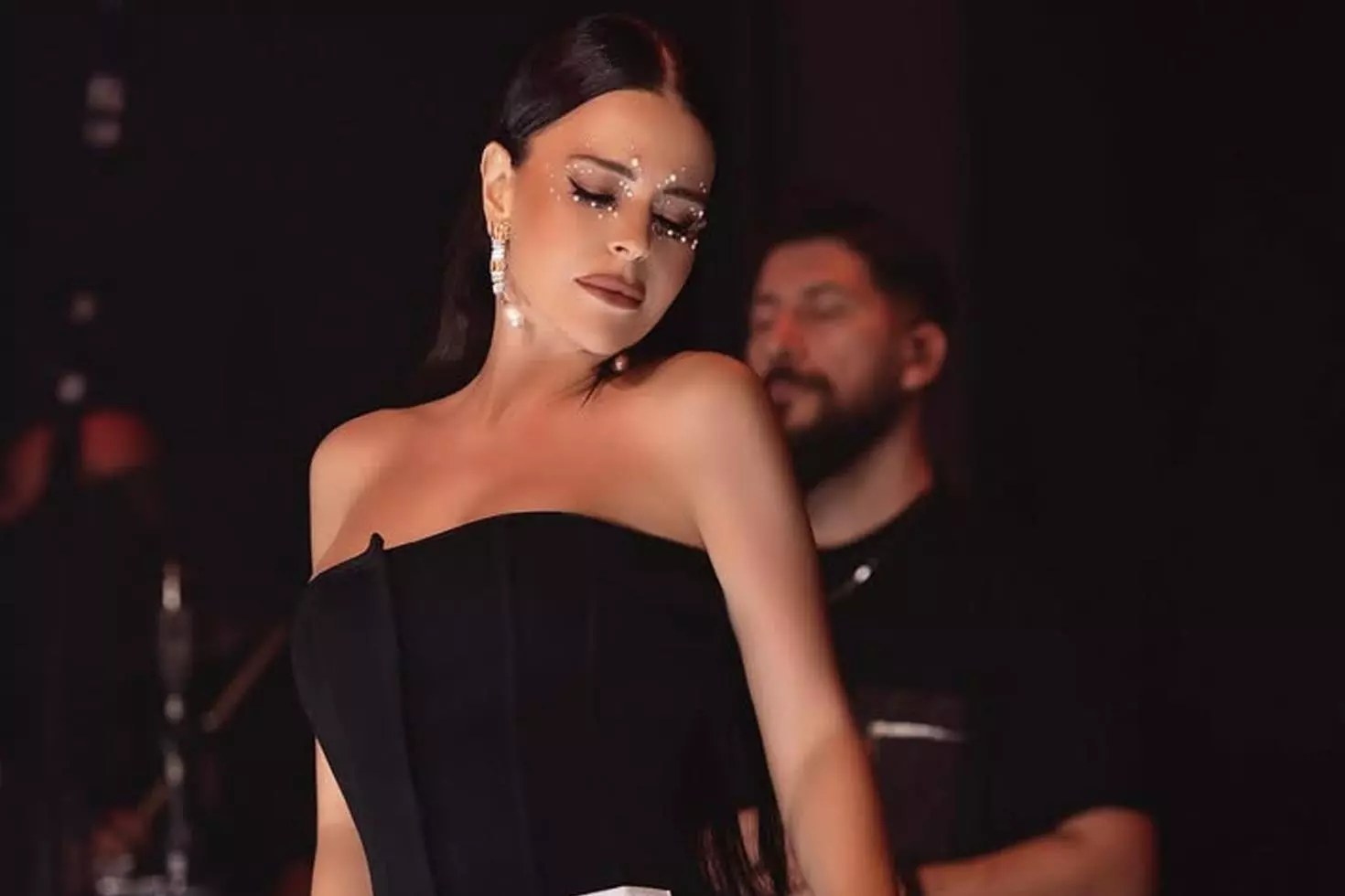 Simge Sağın yaz sezonunu havuz başında açtı