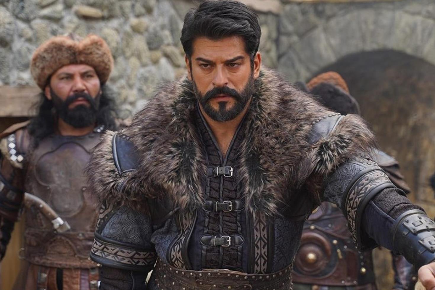 Burak Özçivit'ten radikal karar! Ayrılık sonrası sakal ve bıyık gitti