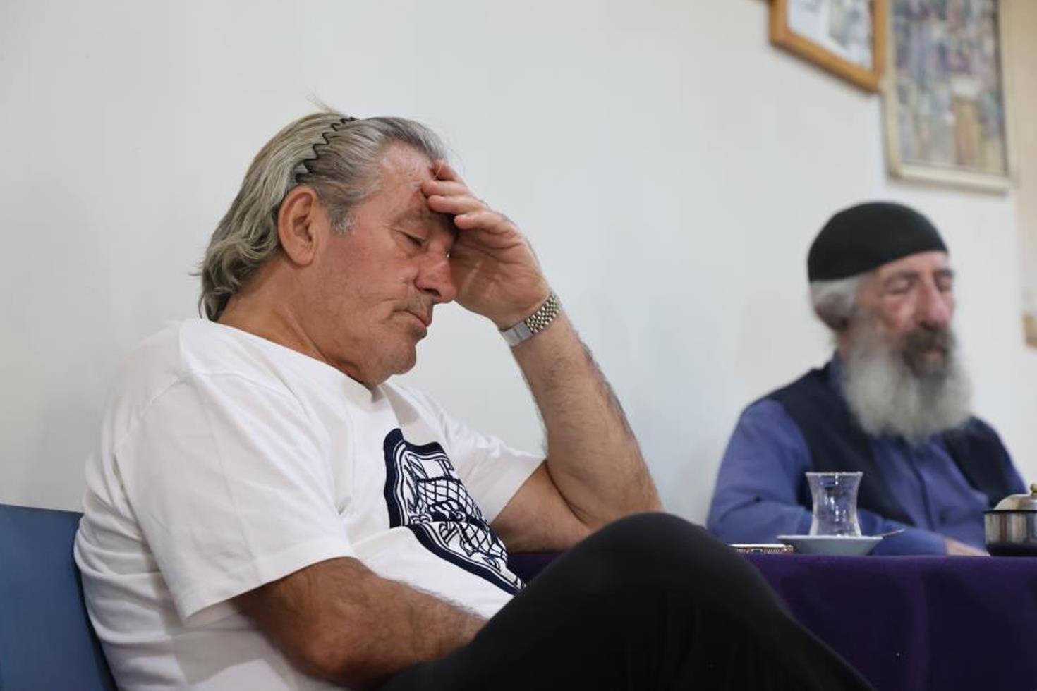 Yıllardır çözülemeyen sır! Bu kahvehaneye gelen mışıl mışıl uyuyor