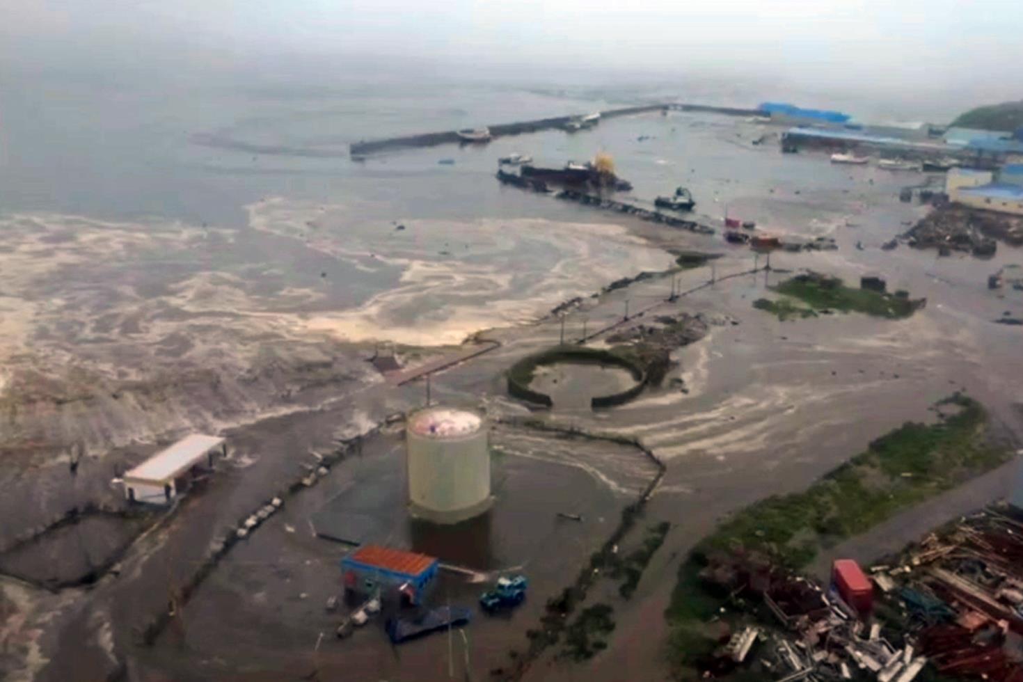 8.8'lik depremin ardından ilk tsunami dalgaları iki ülkeye ulaştı! İşte o anlar