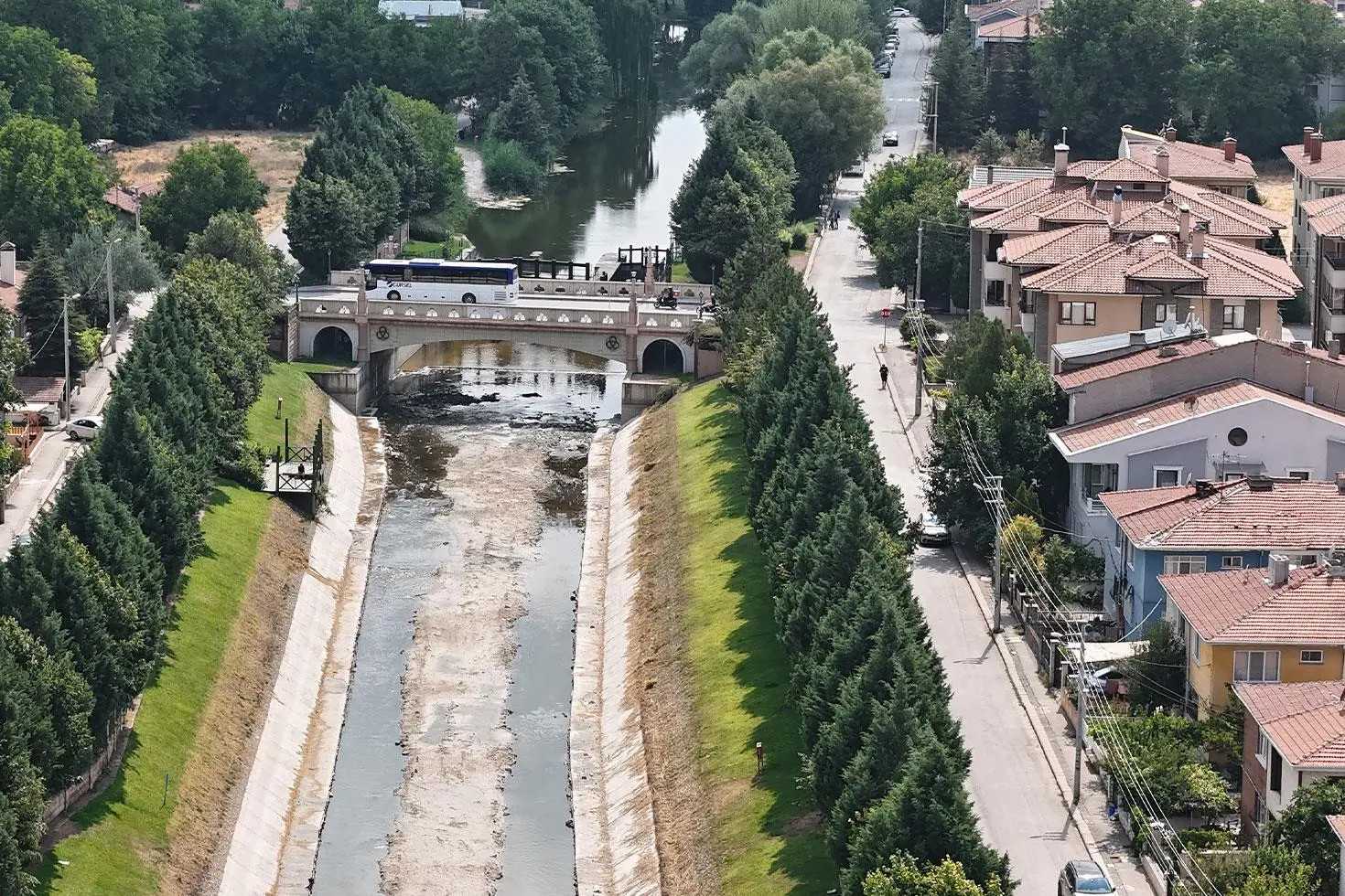 Eskişehir'in simgesi Porsuk Çayı'nda su seviyesi azaldı