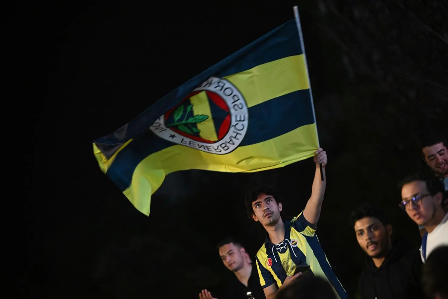 ''Bu bir veda değil, yeni bir başlangıç'' diyerek Fenerbahçe'den ayrıldığını duyurdu