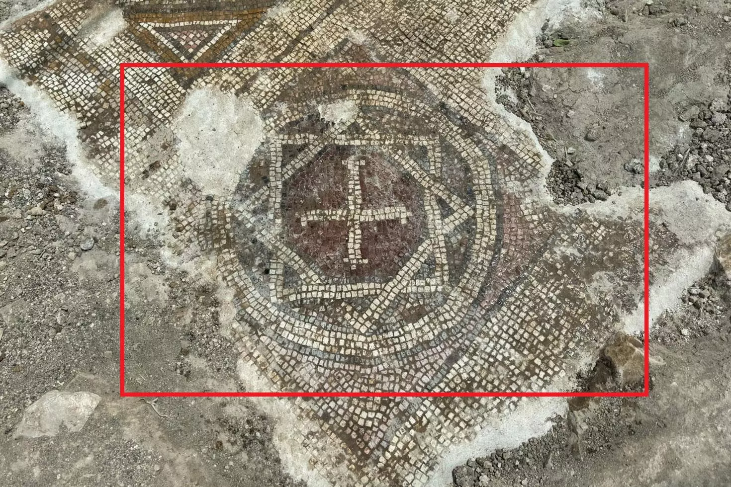 Diyarbakır'da mezar kazısında Davut Yıldızı mozaik ve 6 satırlık dilekçe yazısı ortaya çıktı