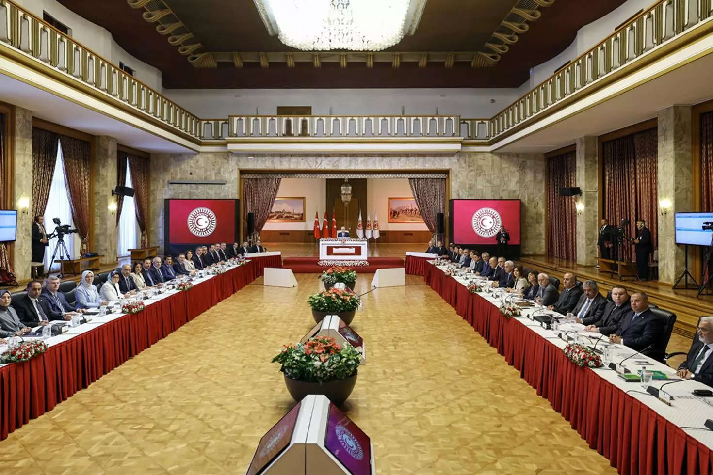 Tarihi komisyonun Meclis'teki ilk toplantısı sona erdi