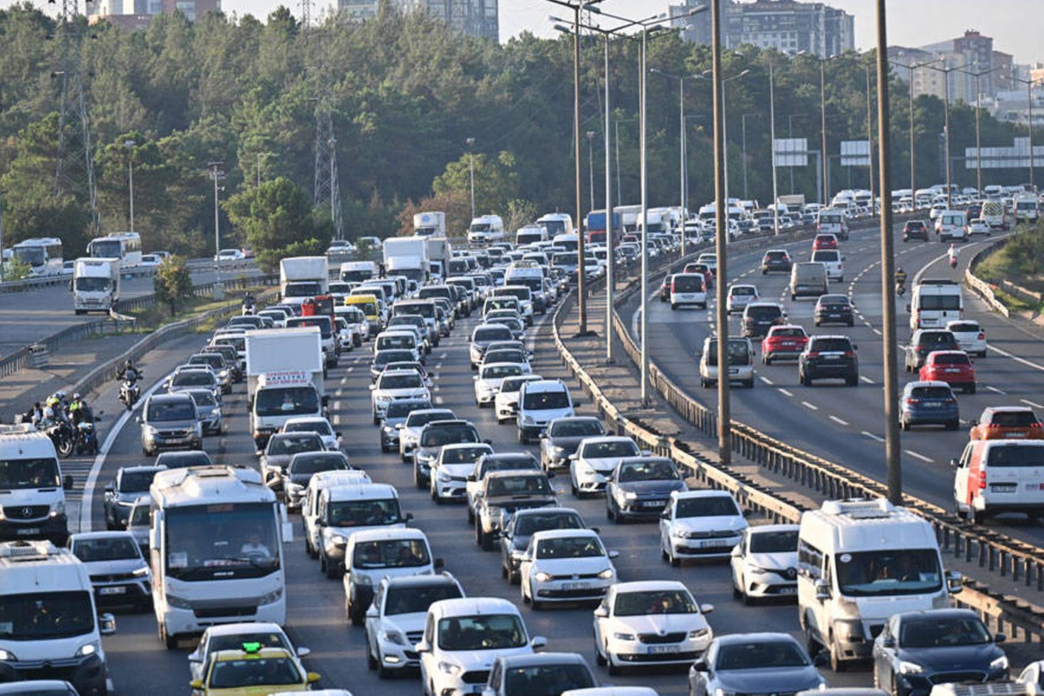 İstanbul'da pazar sabahı yoğun trafik! Birkaç dakikalık yol 40 dakikayı aştı