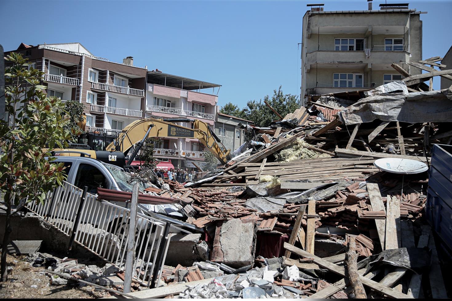 Sındırgıda'daki depremde yıkılan binayla ilgili jet soruşturma! 2 kişi gözaltında