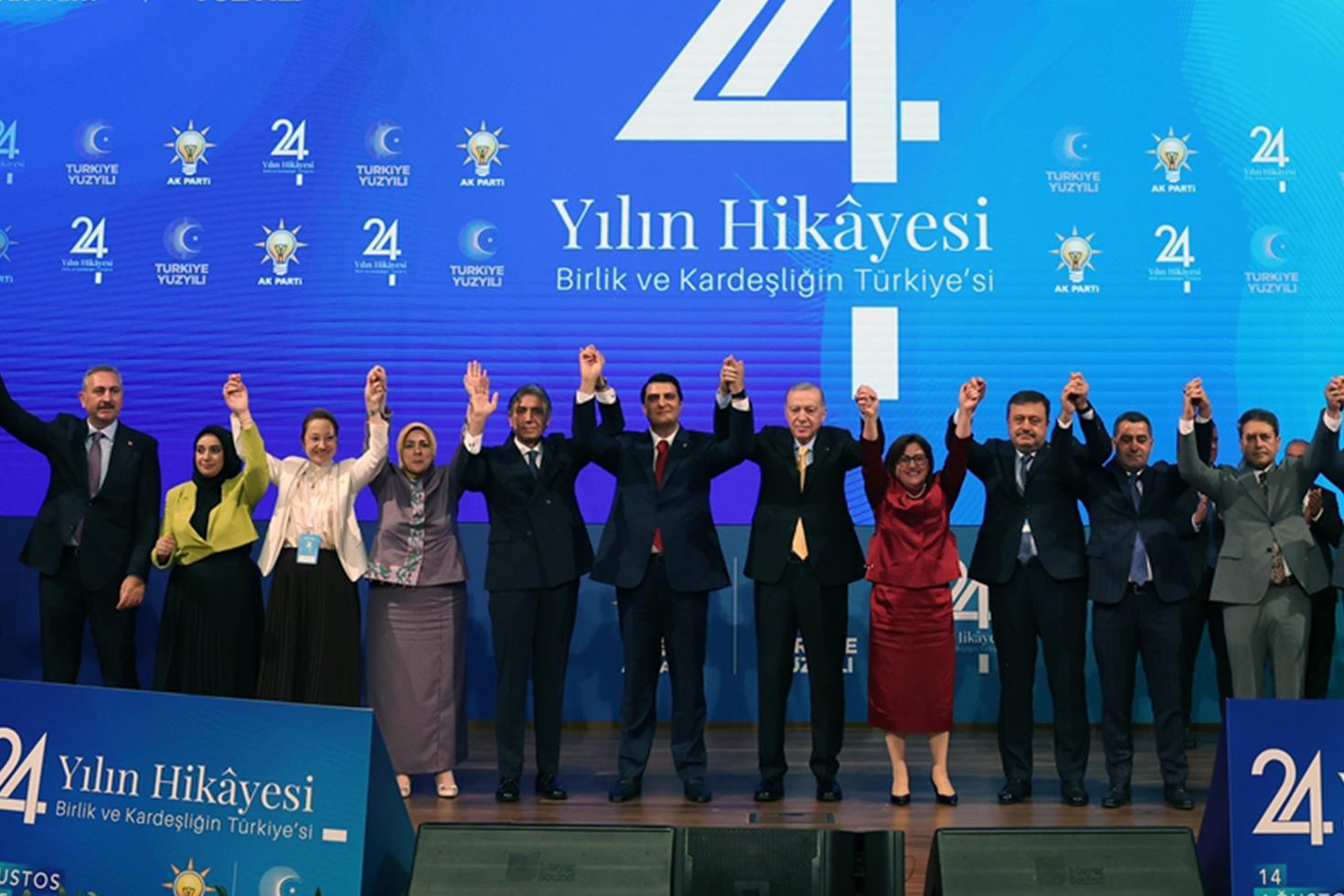 Rozetleri Cumhurbaşkanı Erdoğan taktı! İşte AK Parti'ye katılan 9 belediye başkanı
