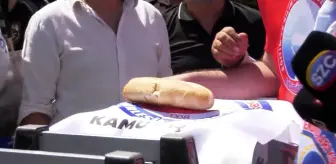Görüntü bakanlığın kapısından! Bir somun ekmek bırakıp uzaklaştılar