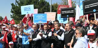 İş bırakan memurlar bakanlık önünde! Yaptırım tehdidine resti çektiler