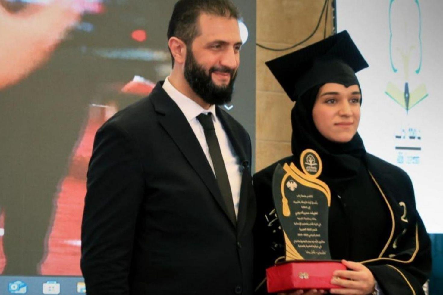 Suriye'de first lady, diplomasını eşinin elinden aldı