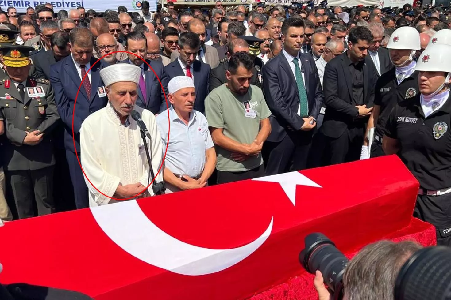 Şehit polislerimiz son yolculuğuna uğurlandı! Bir babanın en zor görevi