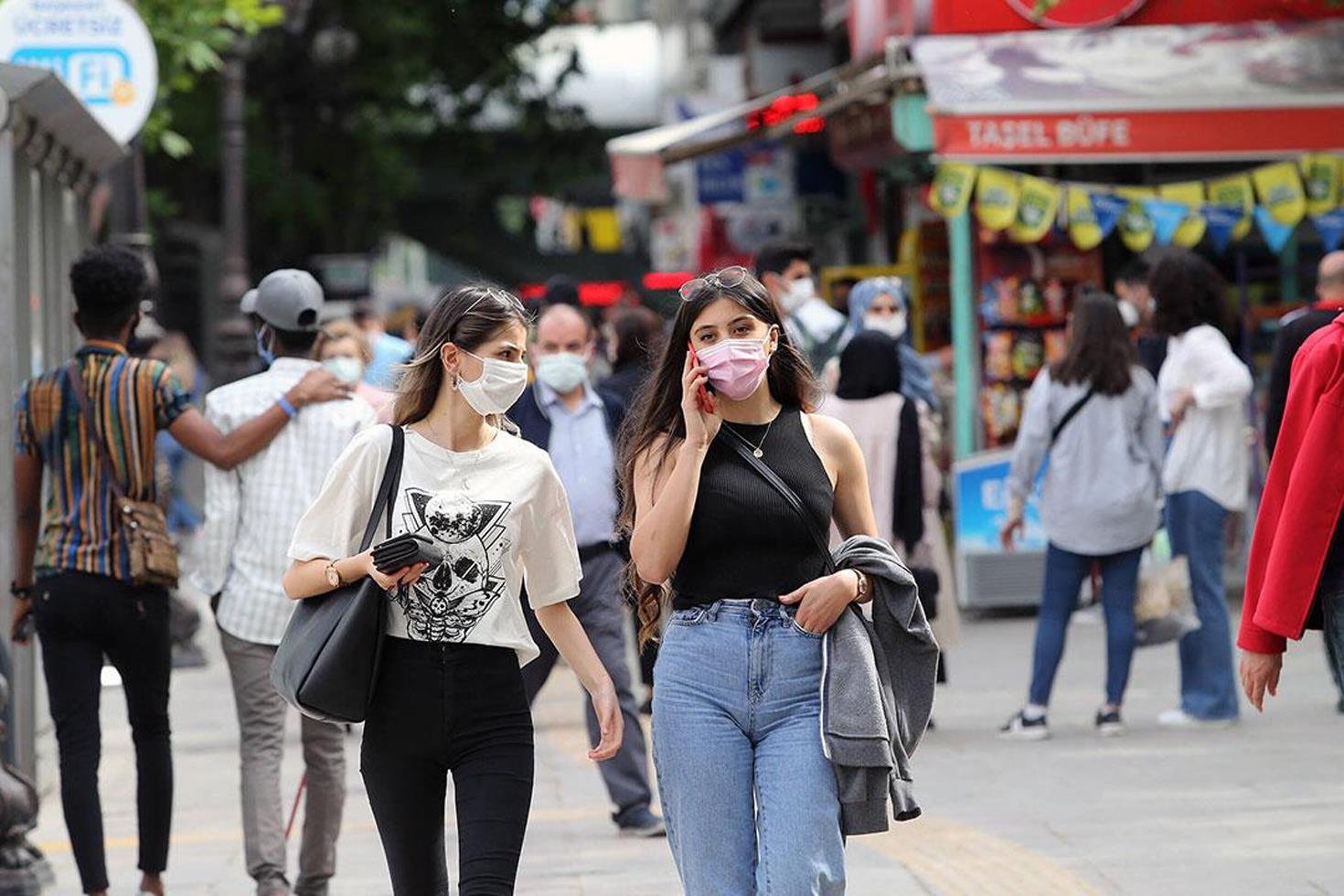 Korona kabusu yeniden hortladı! Vakalar patladı, uzmanlardan maske uyarısı geldi