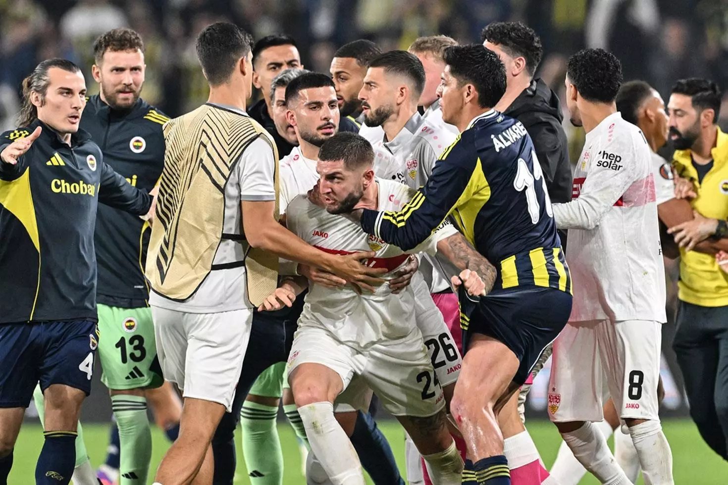 Atılan manşetleri görmeniz lazım Bütün ülke Fenerbahçe’yi konuşuyor