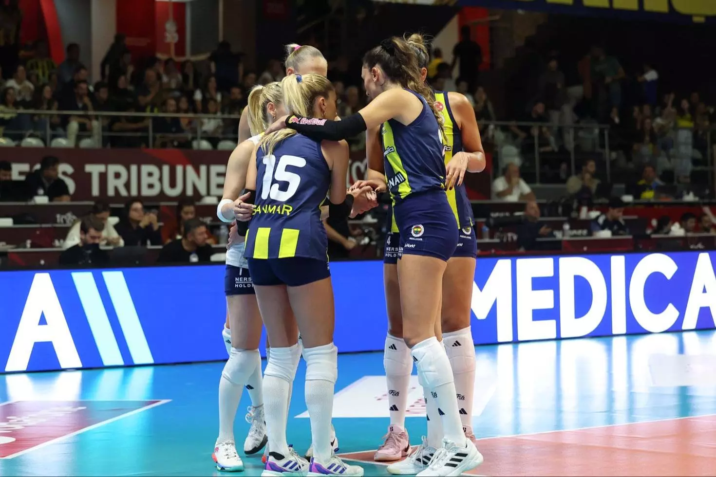 Fenerbahçe Medicana, Vodafone Sultanlar Ligi'nde Beşiktaş Ayos'a set vermedi