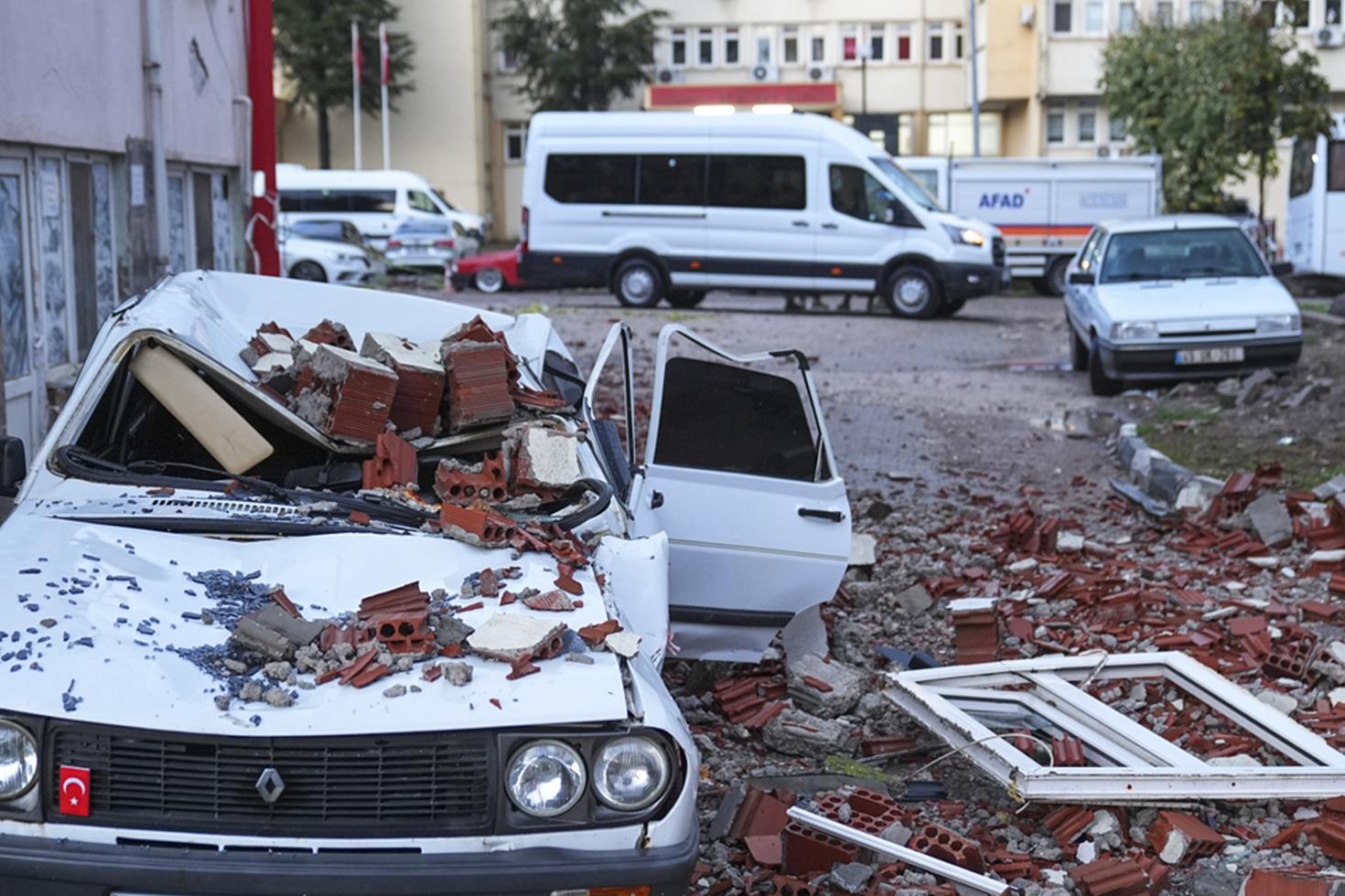 4.9'luk deprem sonrası profesörden uyarı: Burası bataklık, acil taşınmalı
