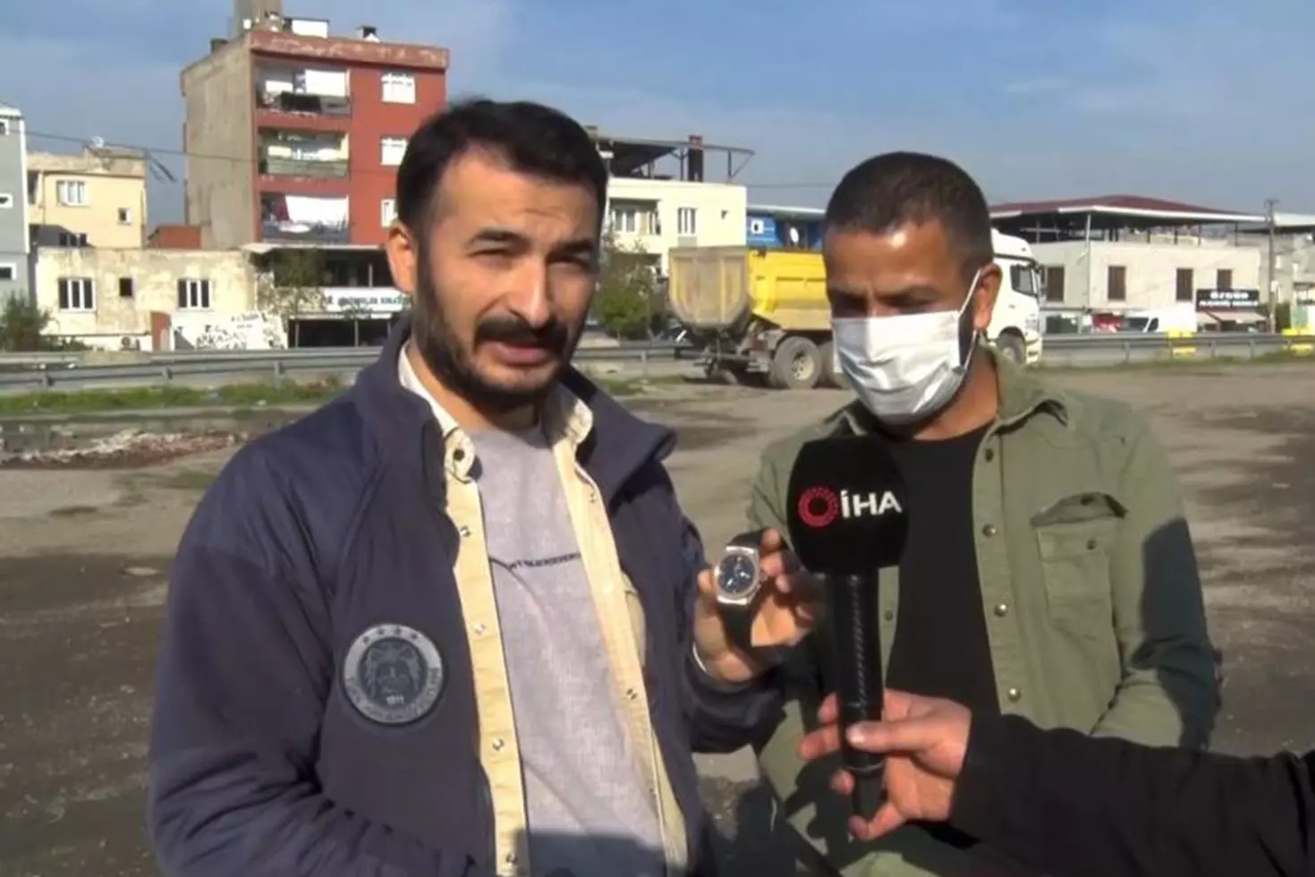 Çöp çöp dolaşıp servet topluyorlar Bulduğu saatin fiyatına inanamadı