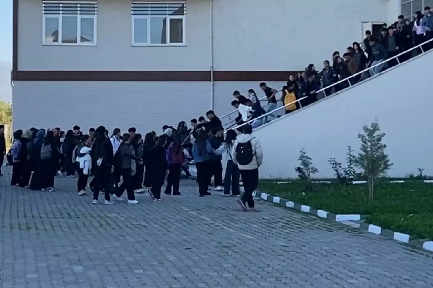 Ellerinde sopalarla okulu basıp öğrenciyi dövdüler