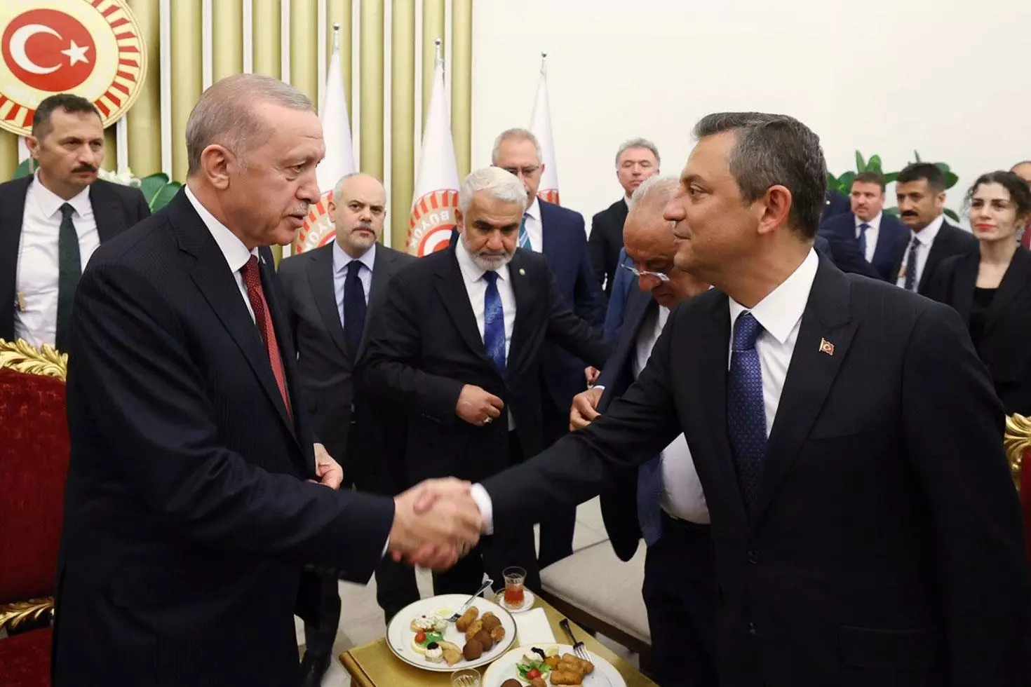 Özel’in açıklamalarına AK Parti cephesinden ardı ardına tepkiler