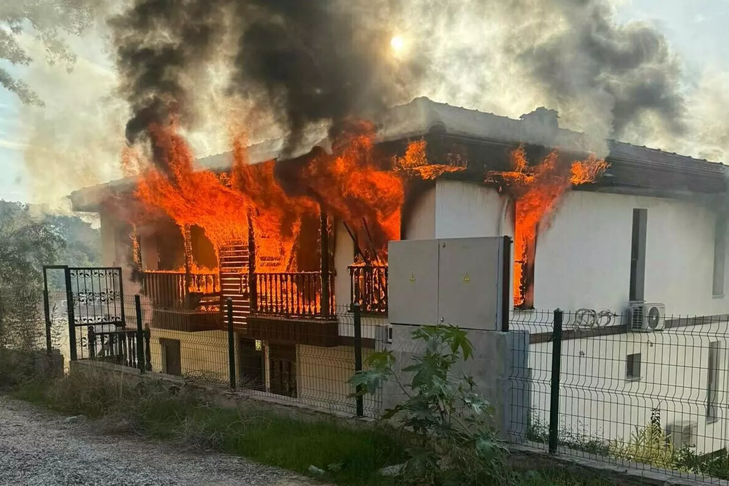 Evi ateşe verip 2 jandarmayı bıçakla yaralayan şüpheli vurularak etkisiz hale getirildi