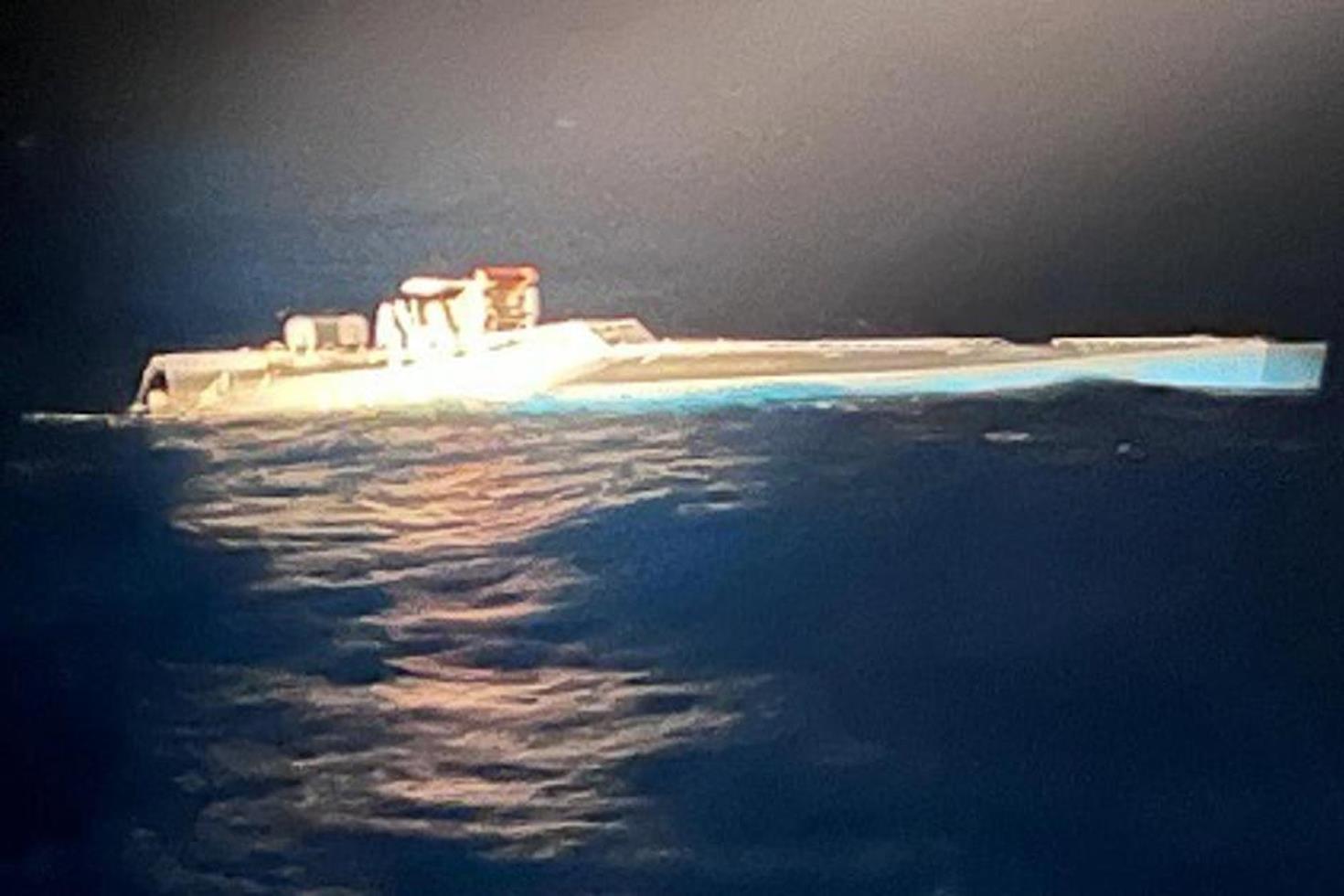 Atlas Okyanusu’nda 1,7 ton uyuşturucu madde taşıyan denizaltı ele geçirdi