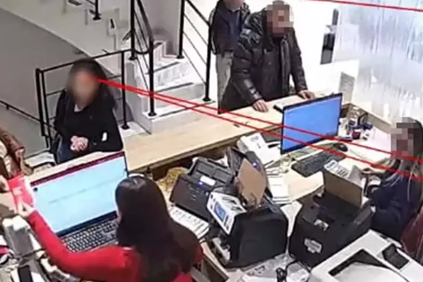 Doktordan 79 yaşındaki kadına korkunç tuzak Bakımevinden valiz dolusu para çıktı