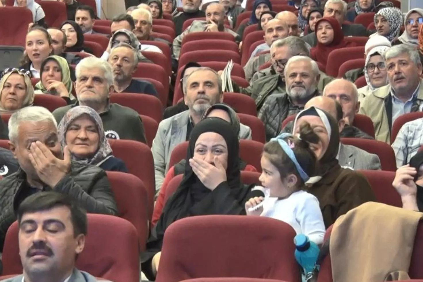 Hac kurasında ismi çıkan hacı adayları gözyaşlarına boğuldu