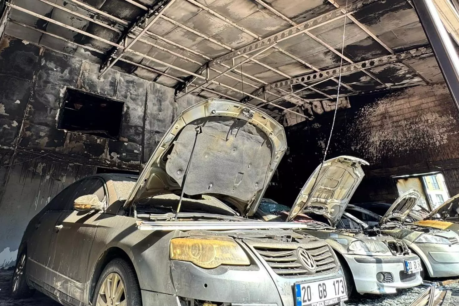 Oto galeri kundakladı: 5 otomobil hasar gördü