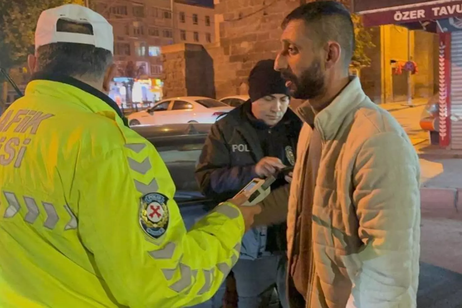 Kimlik isteyen polise sosyal medyasını açtı, 46 bin lira ceza yedi